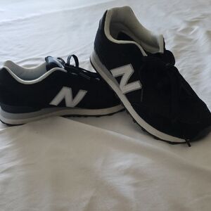 New Balance Classic Black and White Shoes. Like New. Sz 8.5
